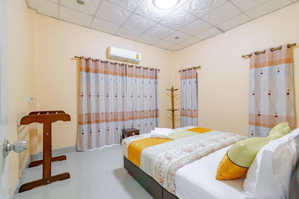Пхонгпрасан: Bangsaphan Paradise Blue House 230 m. to the beach