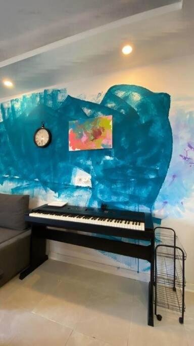 Белек: Artist's house with wide garden, piano and bike