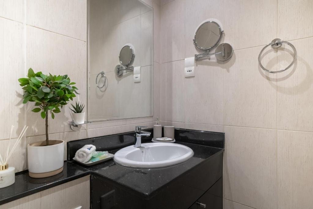 Дубай: HiGuests - Elegant Studio with Pool and Private Balcony