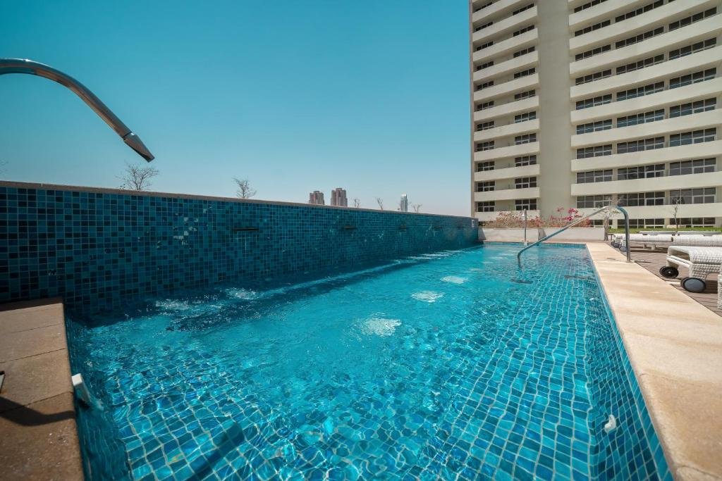 Дубай: HiGuests - Elegant Studio with Pool and Private Balcony