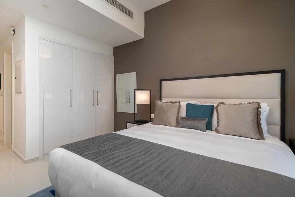 Дубай: HiGuests - Elegant Studio with Pool and Private Balcony