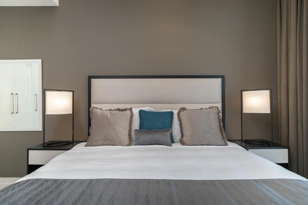 Дубай: HiGuests - Elegant Studio with Pool and Private Balcony