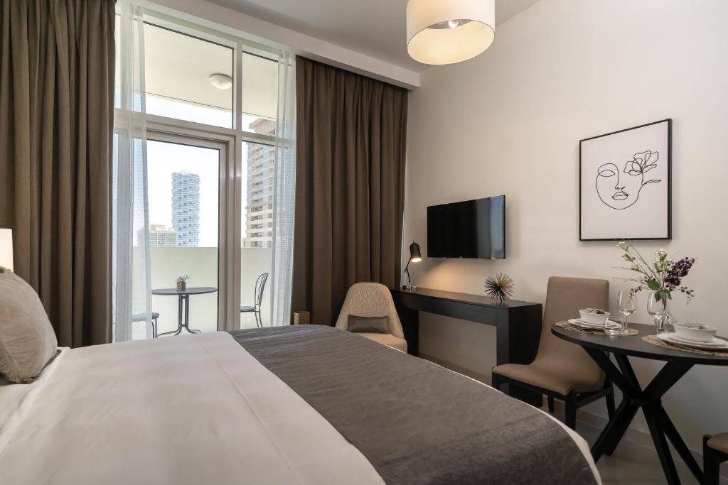 Дубай: HiGuests - Elegant Studio with Pool and Private Balcony