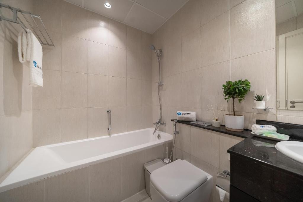 Дубай: HiGuests - Elegant Studio with Pool and Private Balcony