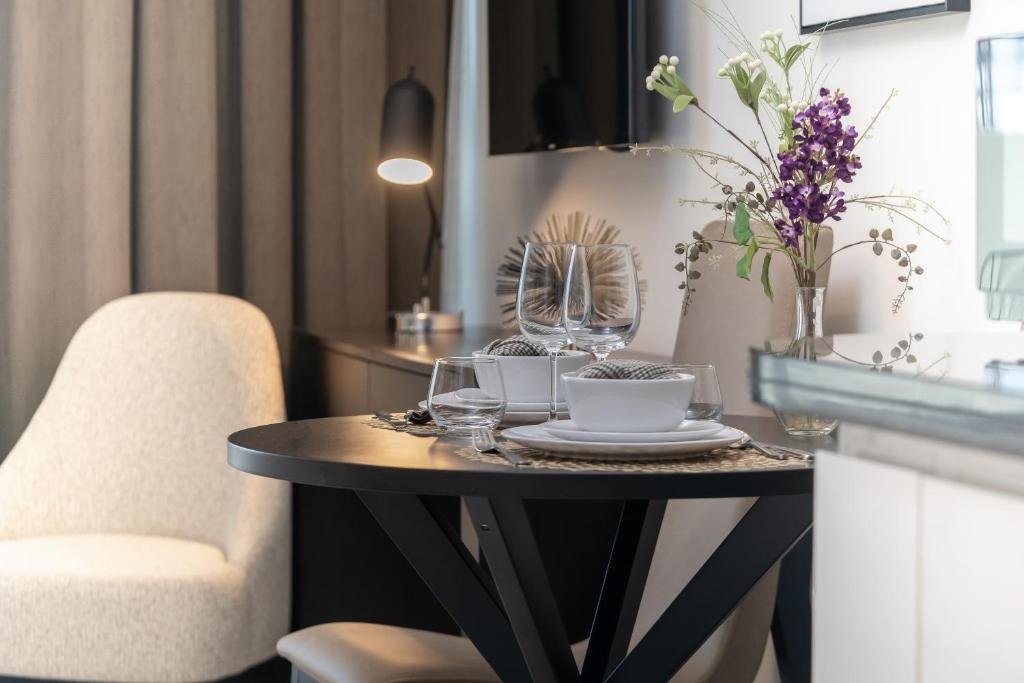 Дубай: HiGuests - Elegant Studio with Pool and Private Balcony