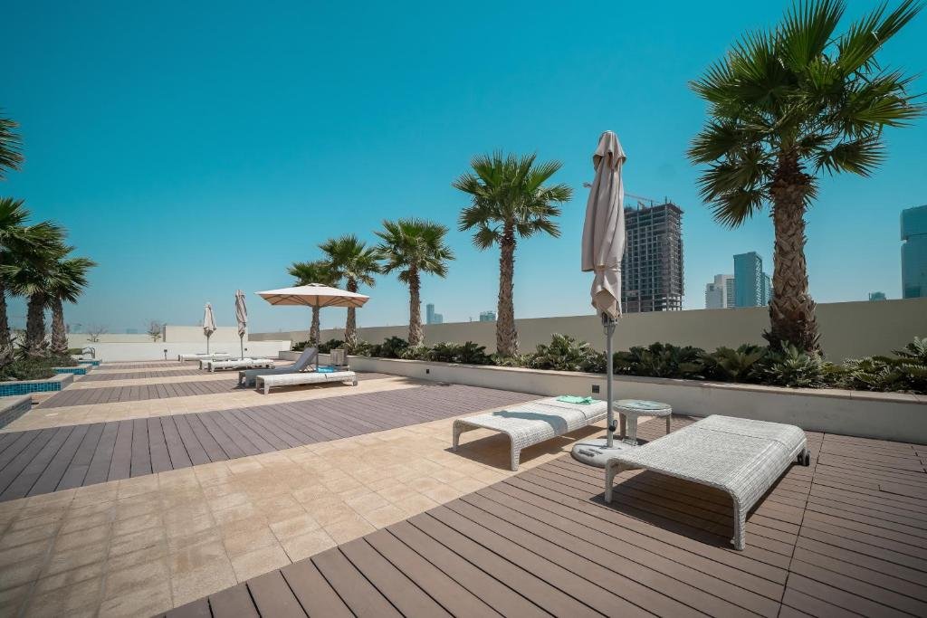 Дубай: HiGuests - Elegant Studio with Pool and Private Balcony