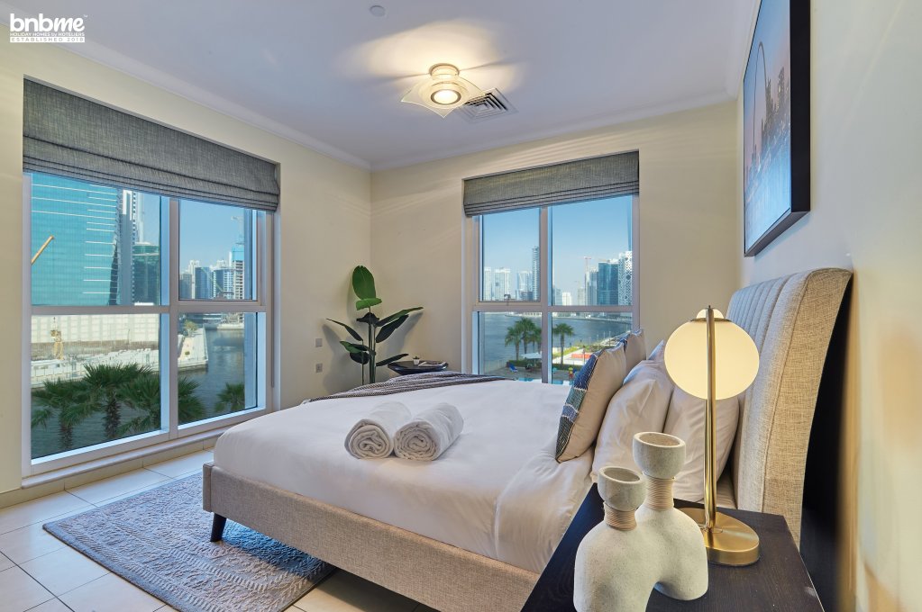 Дубай: Апартаменты bnbmehomes | Great Value 1 BR over looking Canal-303
