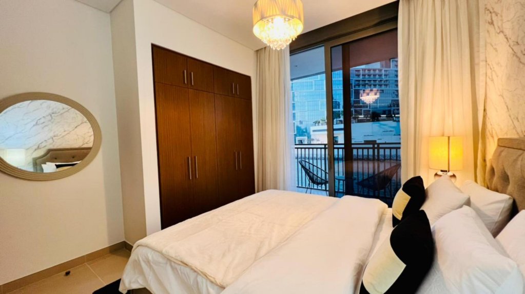 Дубай: Luxury beach front apartment with balcony Dubai Marina