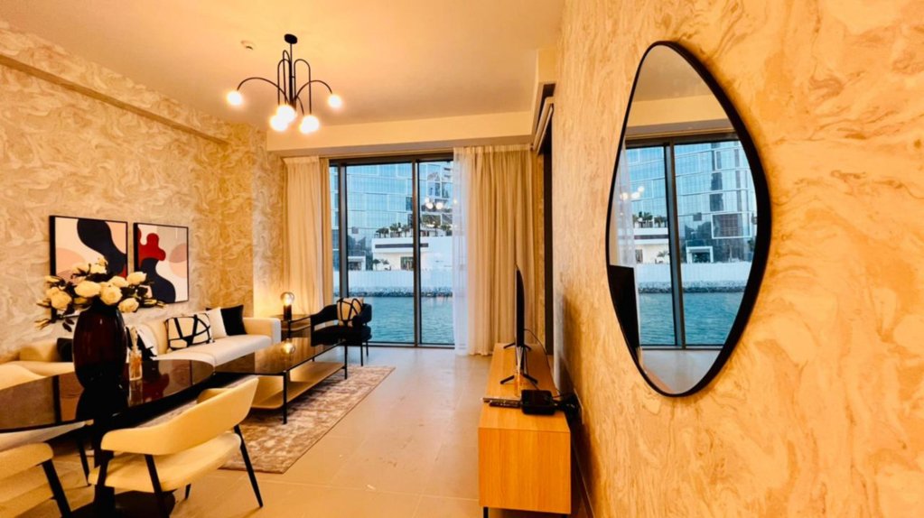 Дубай: Luxury beach front apartment with balcony Dubai Marina