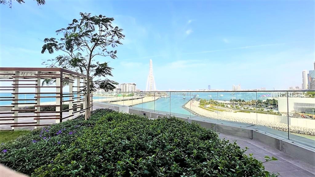 Дубай: Luxury beach front apartment with balcony Dubai Marina