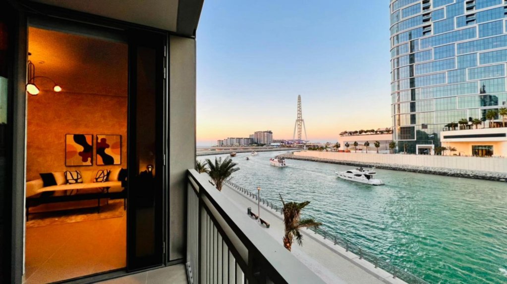 Дубай: Luxury beach front apartment with balcony Dubai Marina