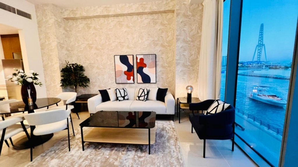 Дубай: Luxury beach front apartment with balcony Dubai Marina