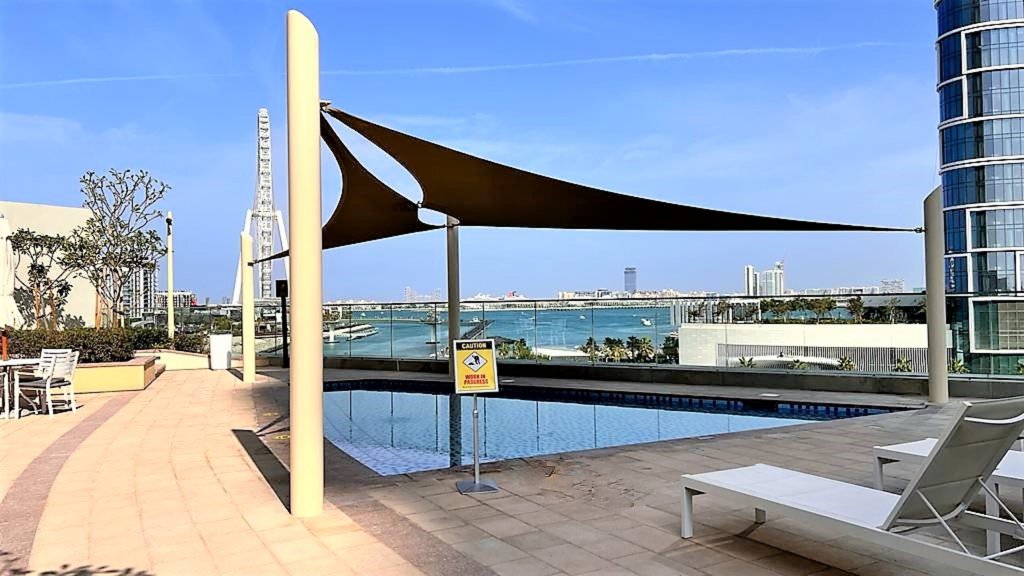 Дубай: Luxury beach front apartment with balcony Dubai Marina