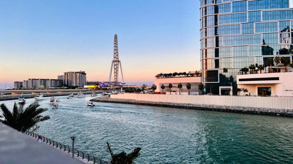 Дубай: Luxury beach front apartment with balcony Dubai Marina