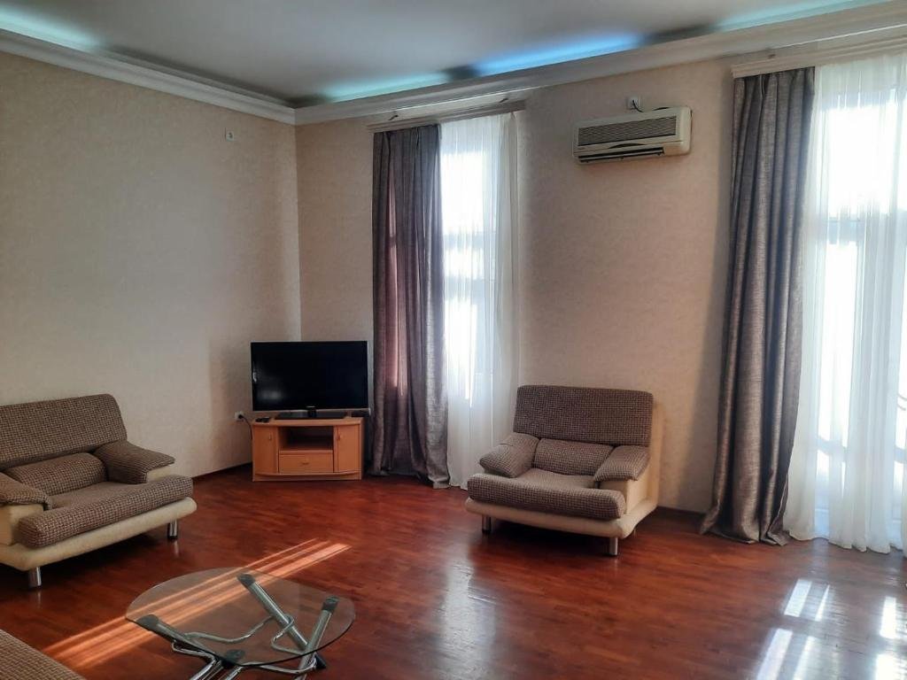 Баку: Twu-bedroom apartment on Nizami street