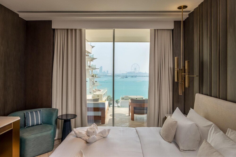 Дубай: Luxury Apartment w Incredible Views at Five on the Palm
