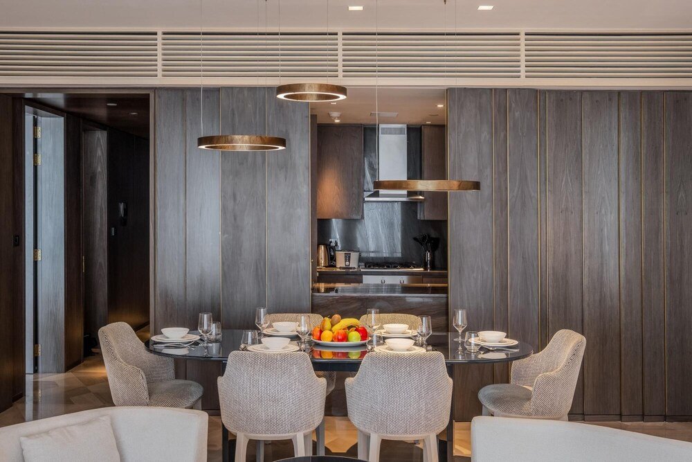 Дубай: Luxury Apartment w Incredible Views at Five on the Palm