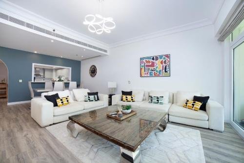 Дубай: 2BR ON PALM JUMEIRAH SHORELINE 20 - With Beach Access & a Complimentary Golf
