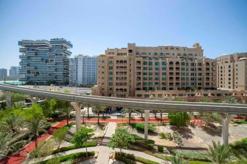 Дубай: 2BR ON PALM JUMEIRAH SHORELINE 20 - With Beach Access & a Complimentary Golf