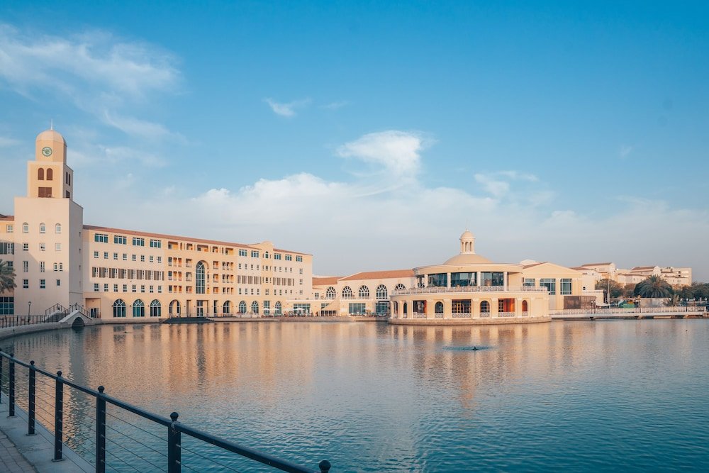 Дубай: Copthorne Lakeview Executive Apartments Dubai, Green Community
