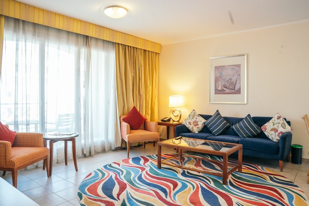 Дубай: Copthorne Lakeview Executive Apartments Dubai, Green Community
