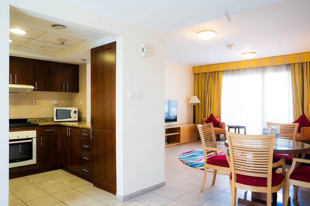 Дубай: Copthorne Lakeview Executive Apartments Dubai, Green Community