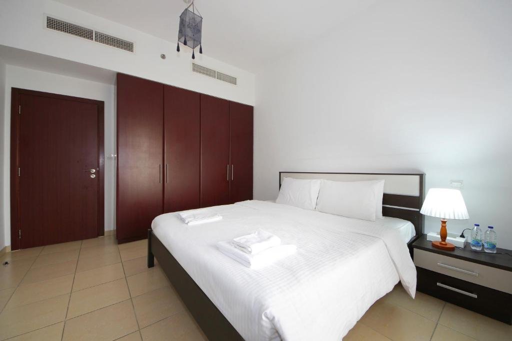 Дубай: Signature Holiday Homes - Shams 4 Jbr