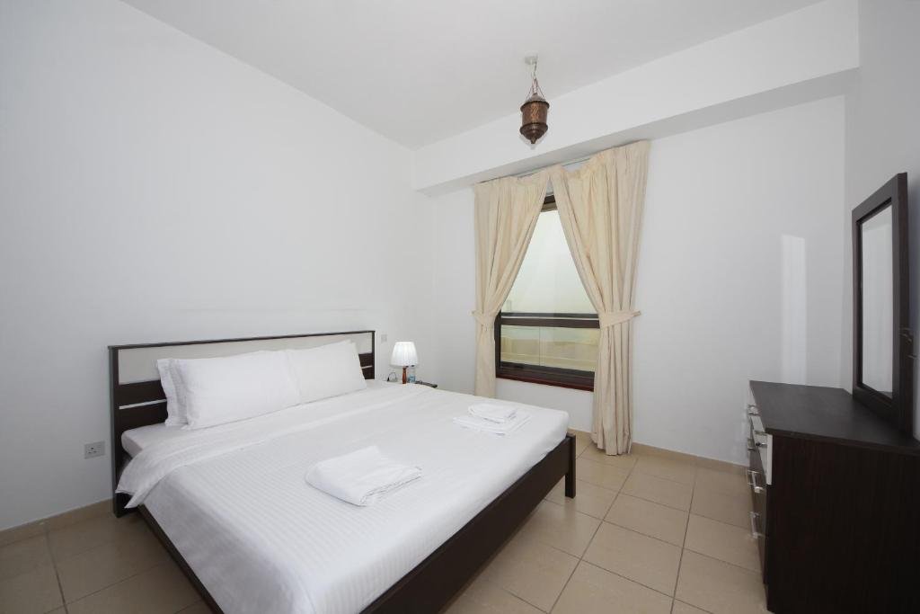 Дубай: Signature Holiday Homes - Shams 4 Jbr
