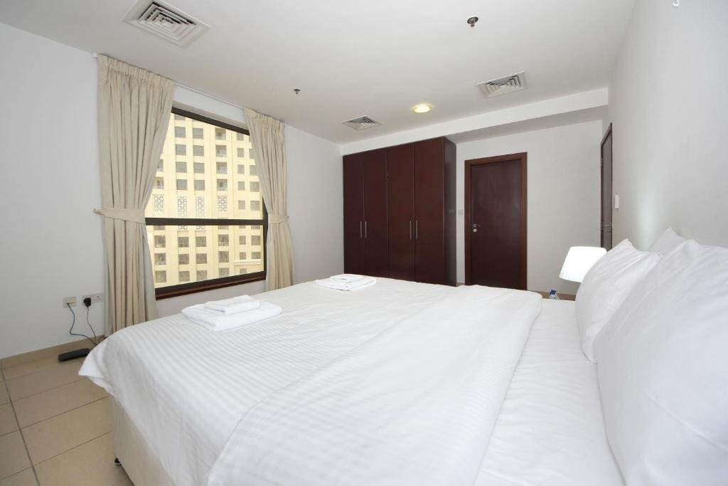 Дубай: Signature Holiday Homes - Shams 4 Jbr