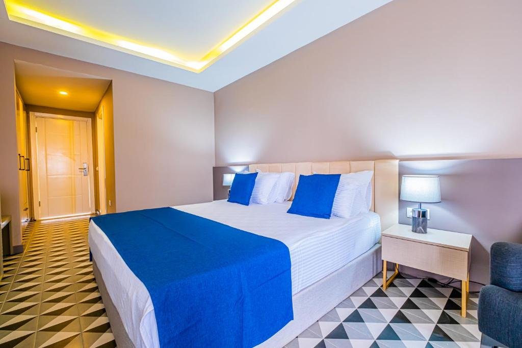 Окурджалар: Feniks Hotel