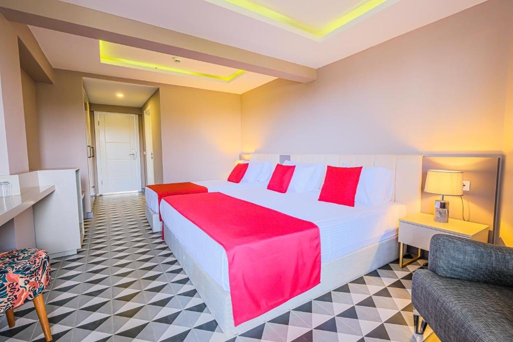 Окурджалар: Feniks Hotel
