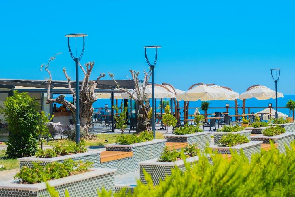 Окурджалар: Feniks Hotel