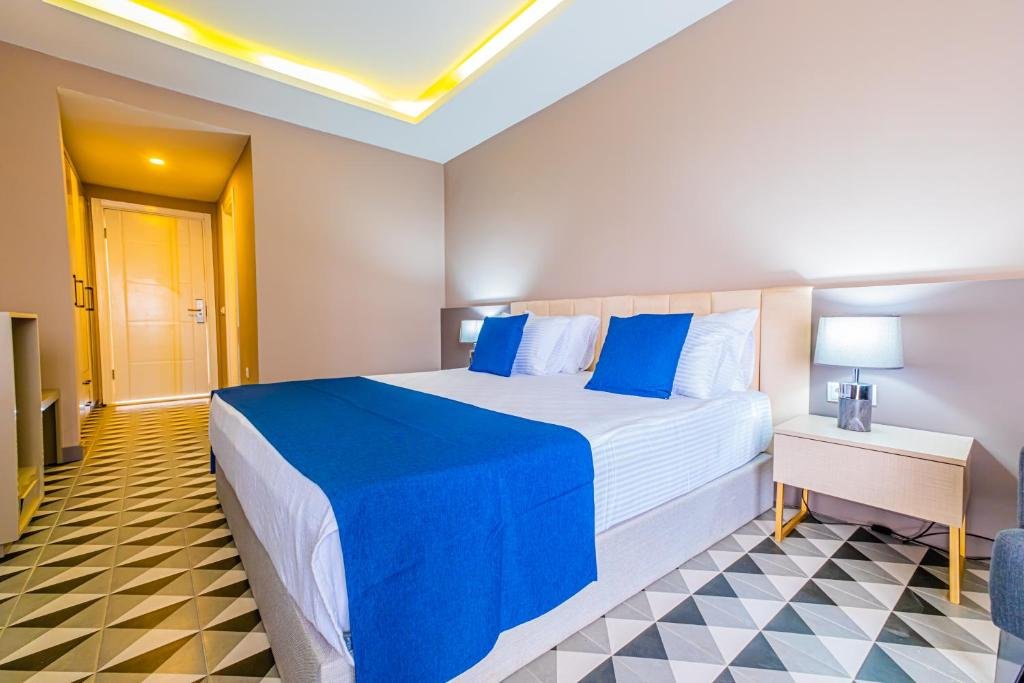 Окурджалар: Feniks Hotel
