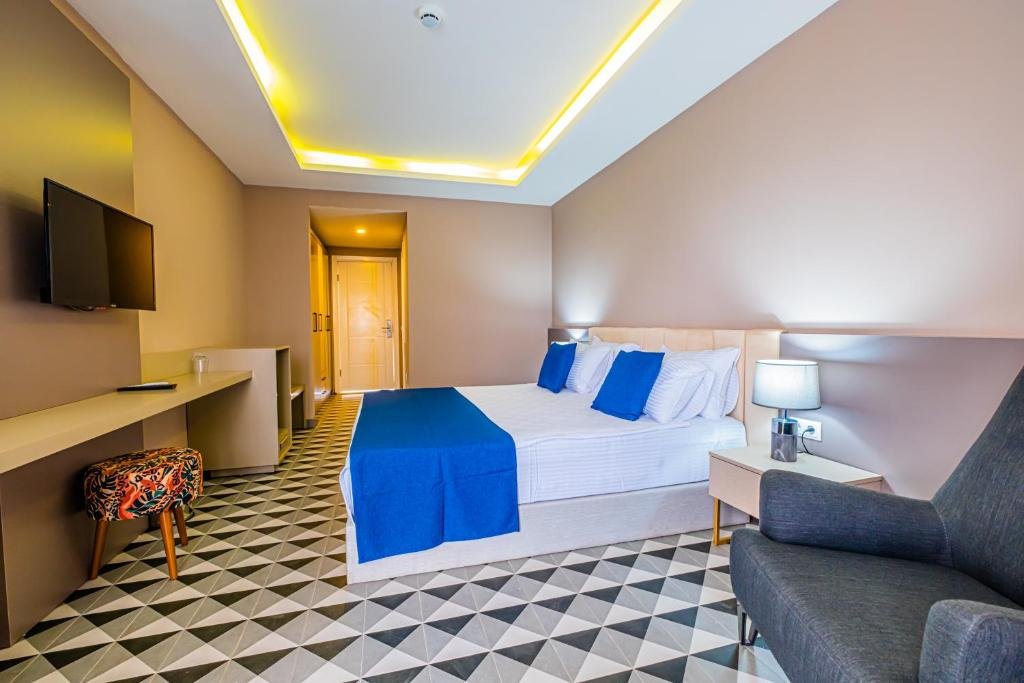 Окурджалар: Feniks Hotel