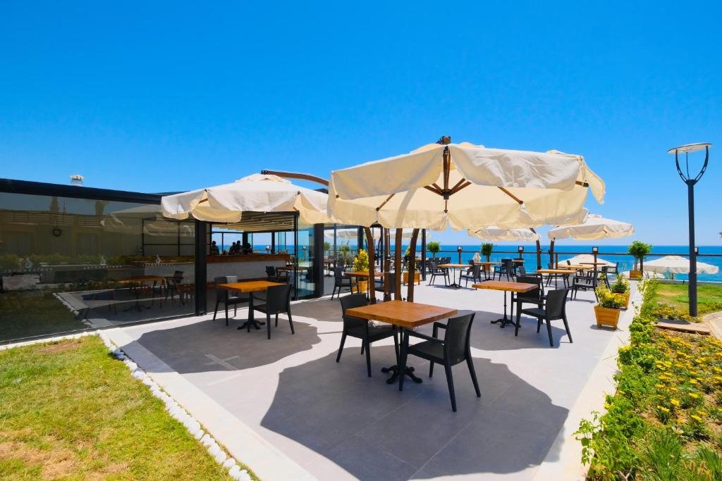 Окурджалар: Feniks Hotel