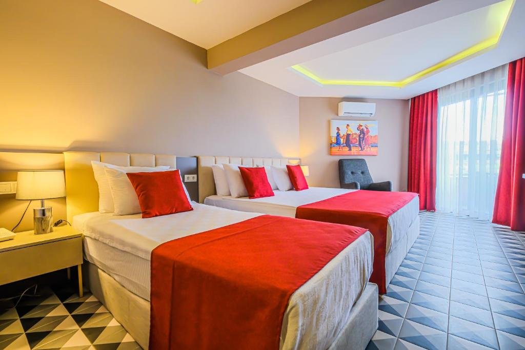 Окурджалар: Feniks Hotel