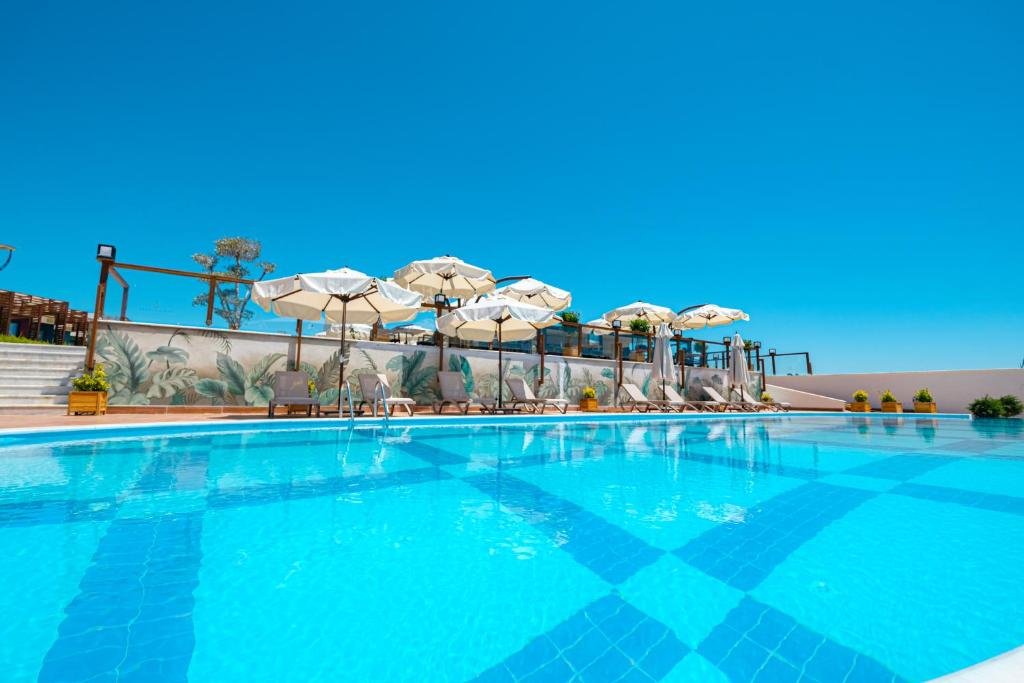 Окурджалар: Feniks Hotel