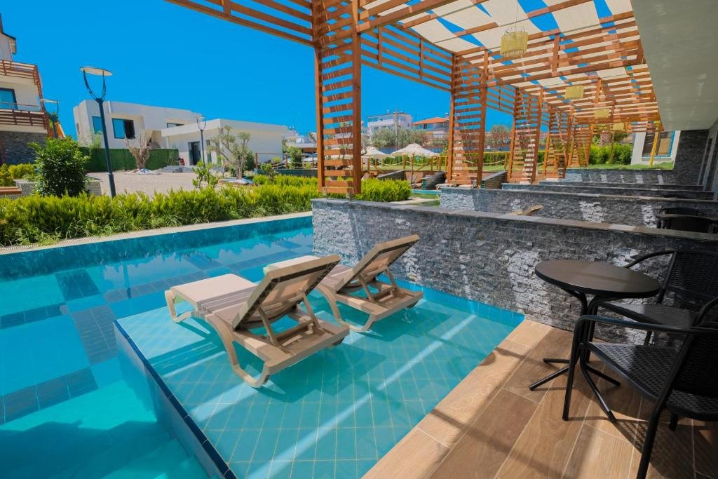 Окурджалар: Feniks Hotel