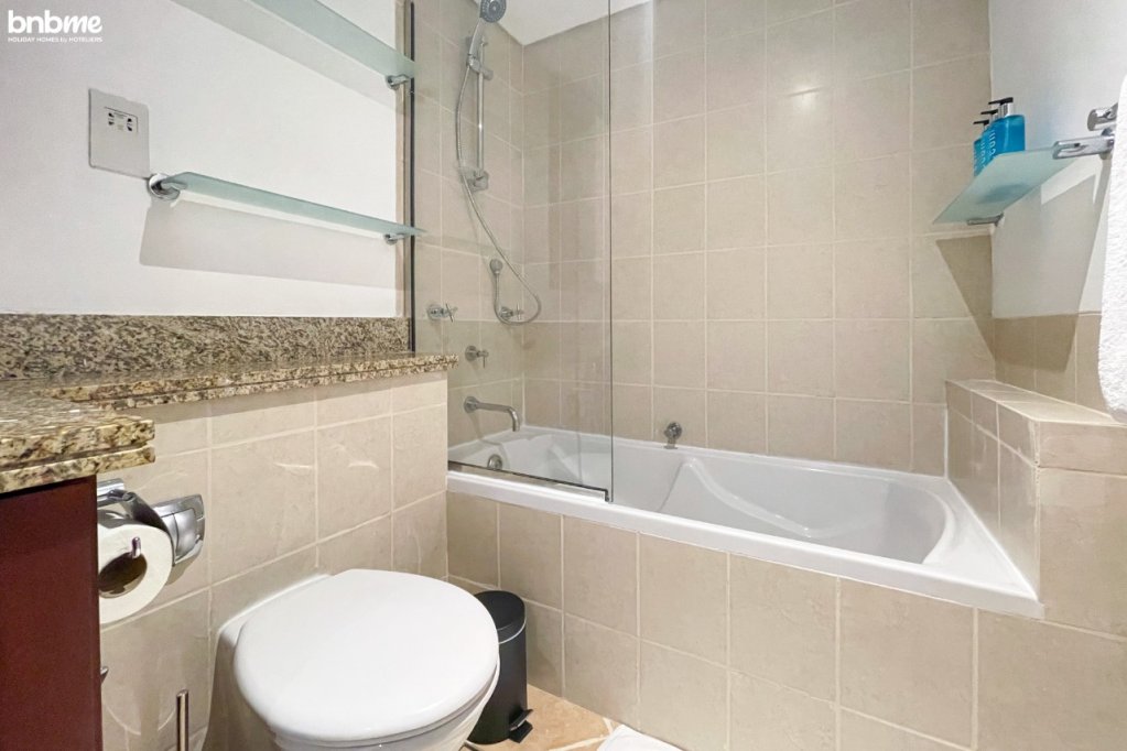Дубай: Апартаменты bnbmehomes | 2 BR Stunning Lake Views in Greens-205