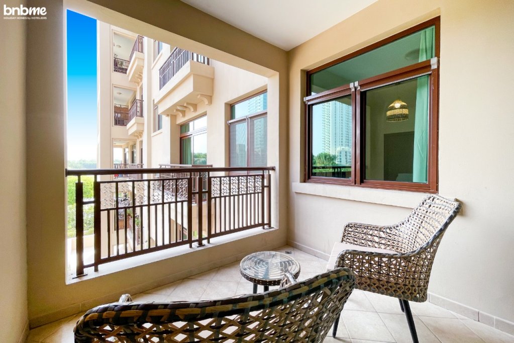Дубай: Апартаменты bnbmehomes | 2 BR Stunning Lake Views in Greens-205