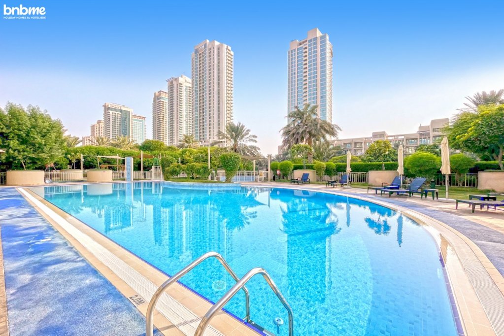 Дубай: Апартаменты bnbmehomes | 2 BR Stunning Lake Views in Greens-205