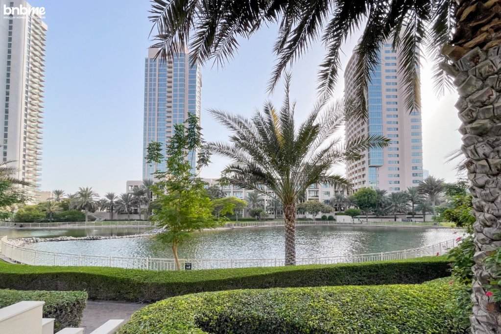 Дубай: Апартаменты bnbmehomes | 2 BR Stunning Lake Views in Greens-205