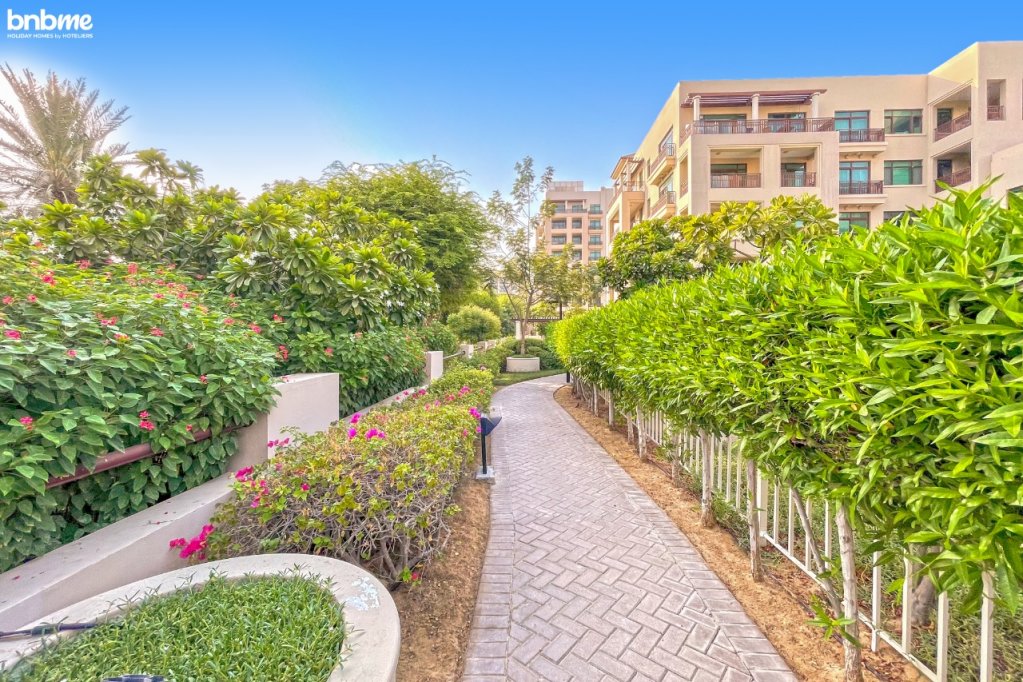 Дубай: Апартаменты bnbmehomes | 2 BR Stunning Lake Views in Greens-205