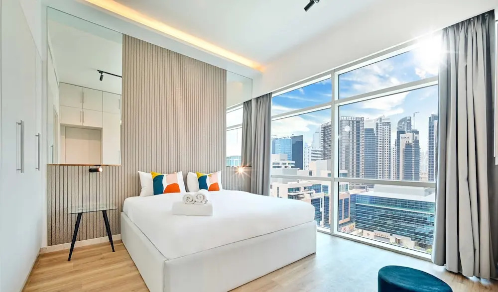 Дубай: Lux  Bay Square Burj Khalifa View Suite