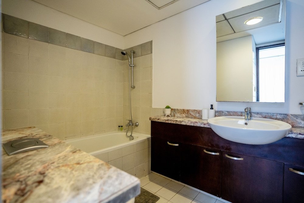 Дубай: Tanin - Exquisite Marina View Apartment With Balcony