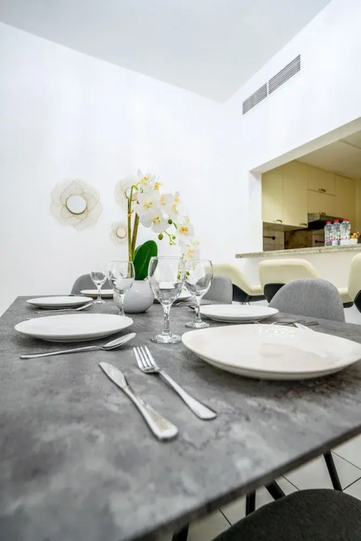 Дубай: Tanin - Exquisite Marina View Apartment With Balcony