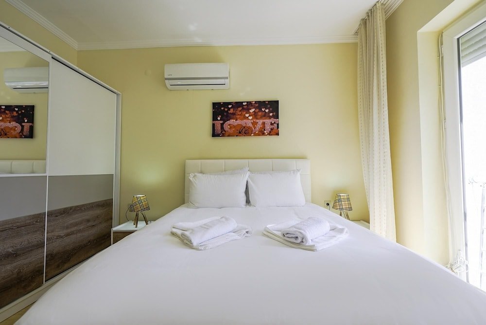 Аксу: Chic Villa w Patio 5 min to Beach in Antalya