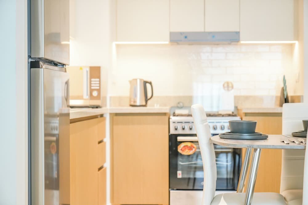Дубай: Yogi - Elegant Apartment With Balcony Amidst Vibrant Area