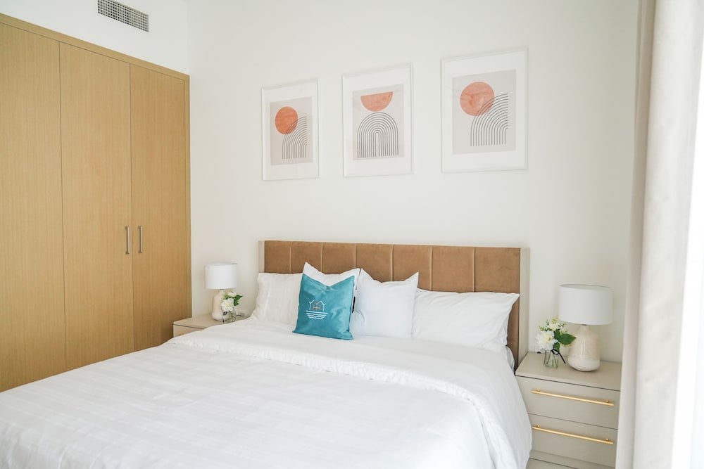 Дубай: Yogi - Elegant Apartment With Balcony Amidst Vibrant Area