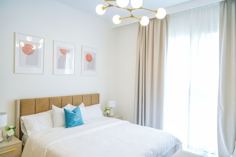Дубай: Yogi - Elegant Apartment With Balcony Amidst Vibrant Area